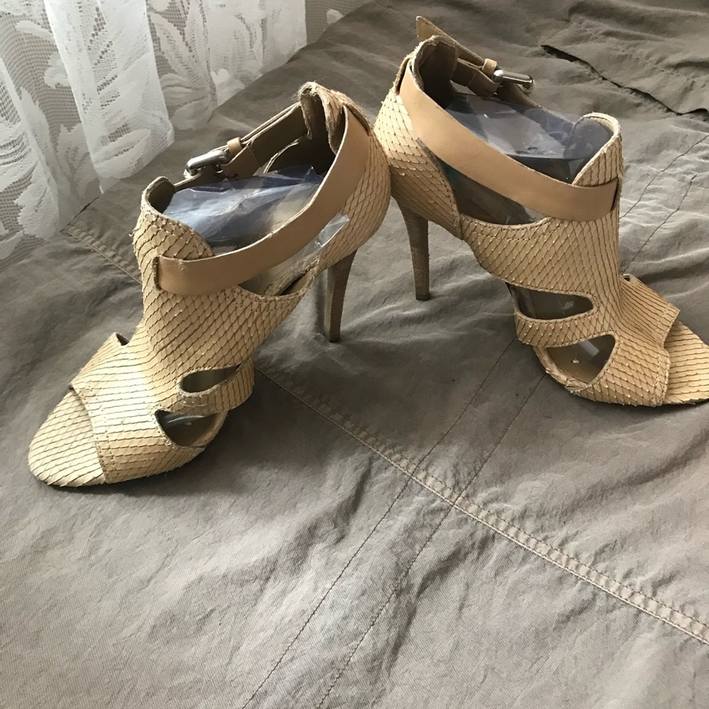 BCBG Maxazria snake skin beige shoes in size 8. NWT